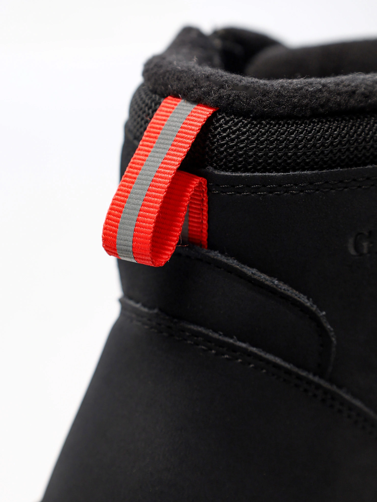 Ботинки черного цвета на средней рельефной подошве